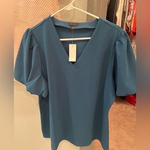 Ann Taylor puff sleeve V neck top. size L
